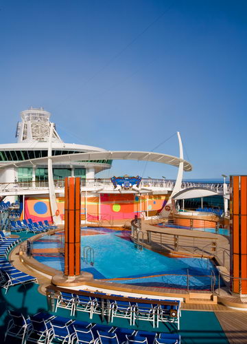 La zona de piscinas del barco con su amplísimo solarium